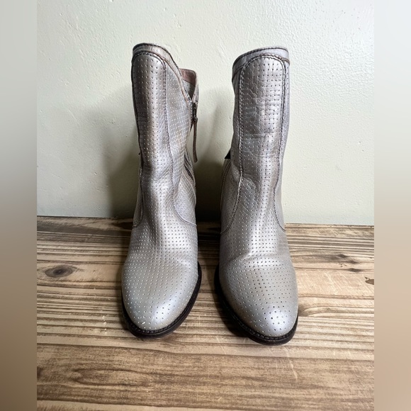 Seychelles silver boot metallic around the world Perforated Double Zipper 9.5 - Picture 2 of 9